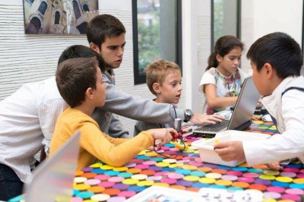 Taller de robótica para los días sin cole. Club de ajedrez blanco y negro. Los alumnos con altas capacidades disfrutan de los retos que les proponemos en programación y en robótica.