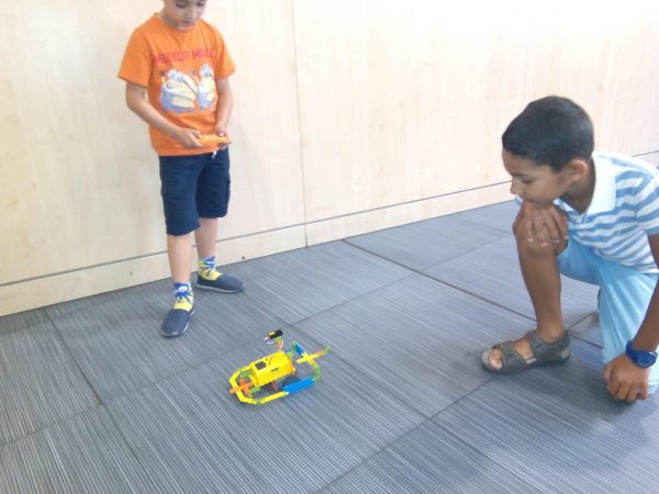 Niños en un taller de robótica; los alumnos con altas capacidades adoran los retos y las actividades variadas del campamento de verano en el Loyola