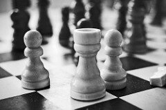 Torneo de ajedrez blitz o partidas rápidas de ajerez en el club blanco y negro