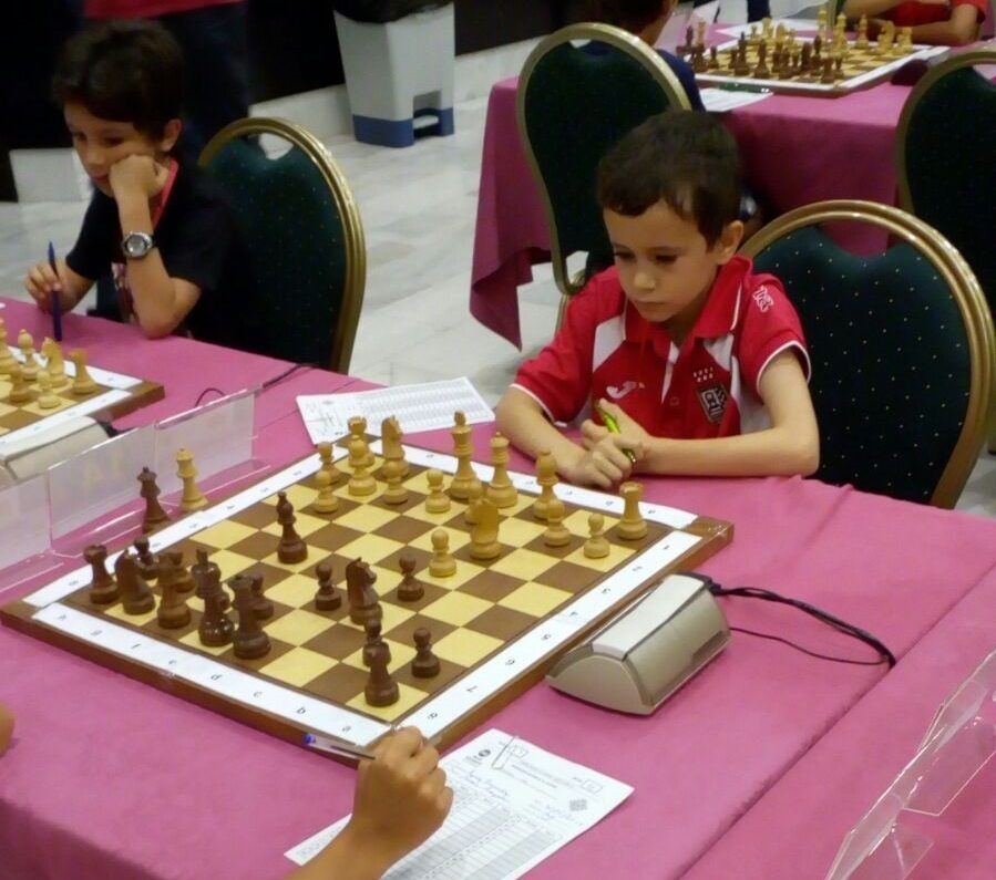 lucas agraz en el campeonato de España. Club de ajedrez blanco y negro