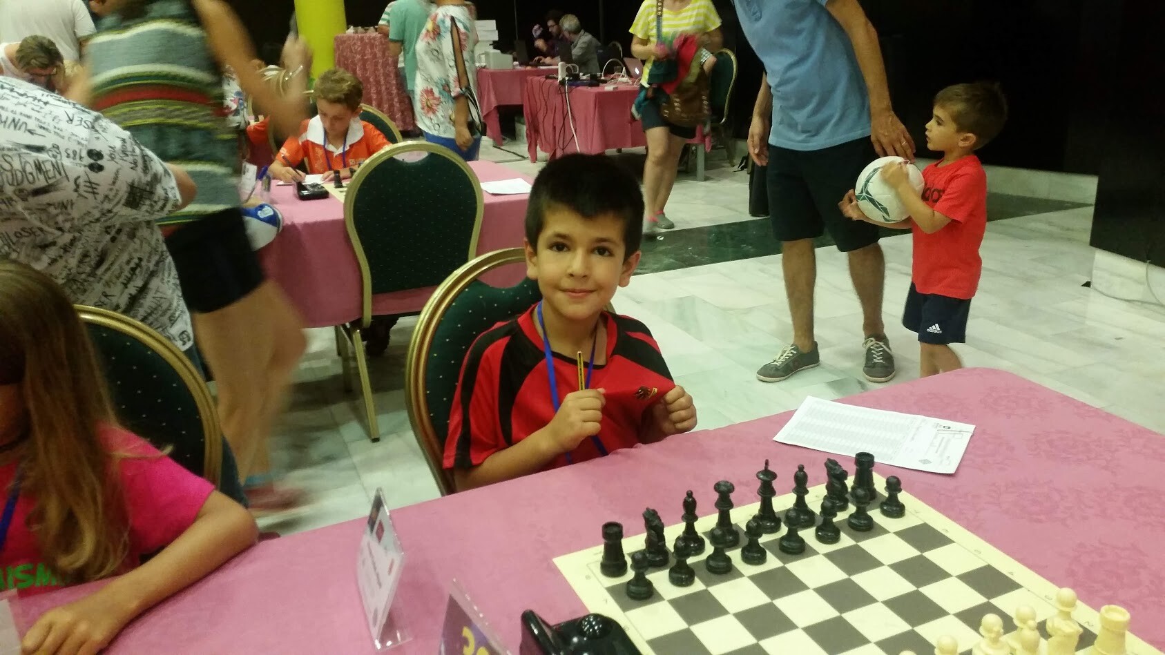 Miguel Herráiz juega el campeonato de España de ajedrez. Escuela de ajedrez blanco y negro. Club de ajedrez blanco y negro de Madrid.