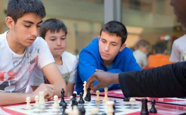 Clase de ajedrez en el campamento de verano del club de ajedrez blanco y negro. Campamento de ajedrez - verano 2020. Jorge Rentería en una explicación.