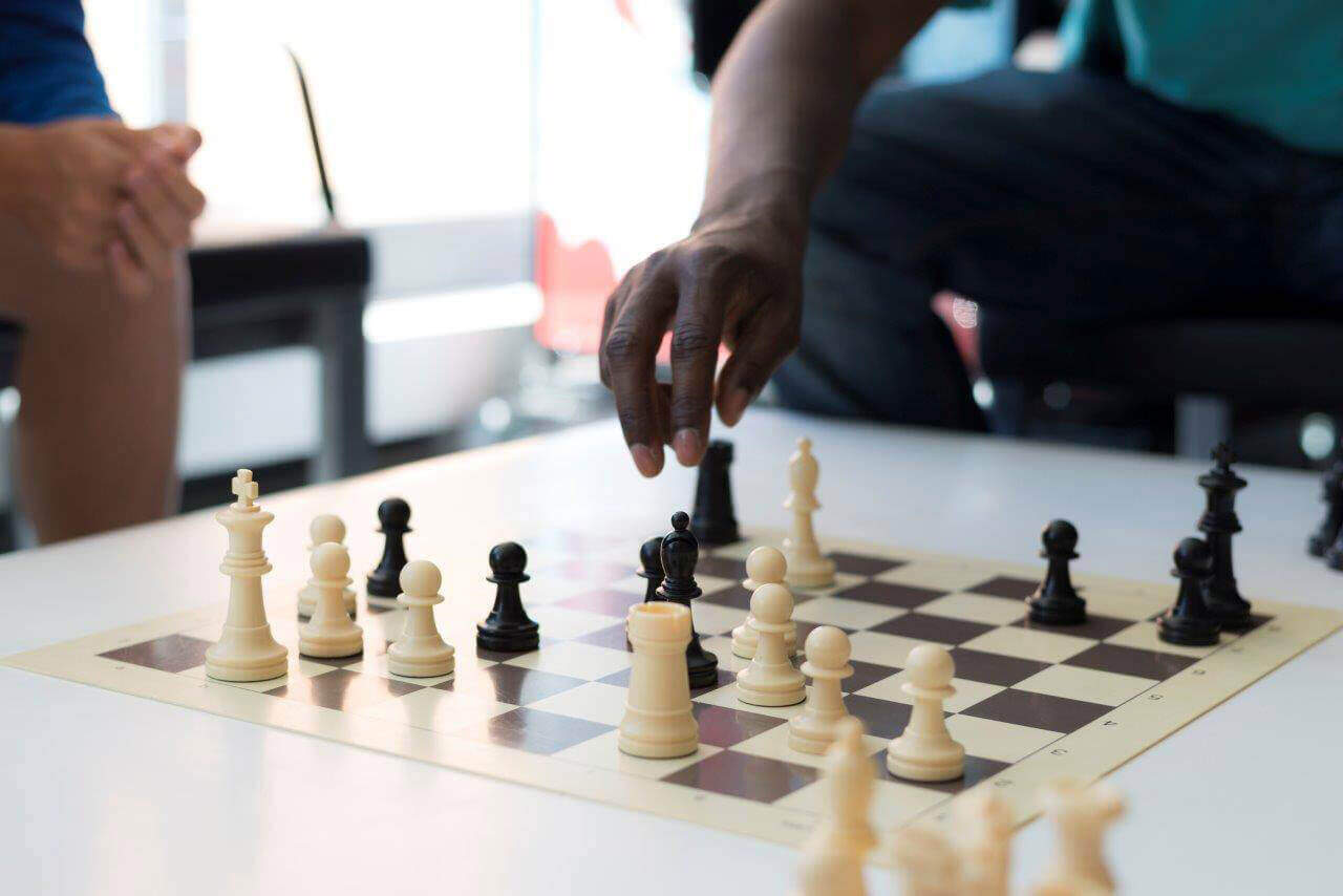 Clase de ajedrez en el campamento de verano del club de ajedrez blanco y negro. Curso de ajedrez para adultos.