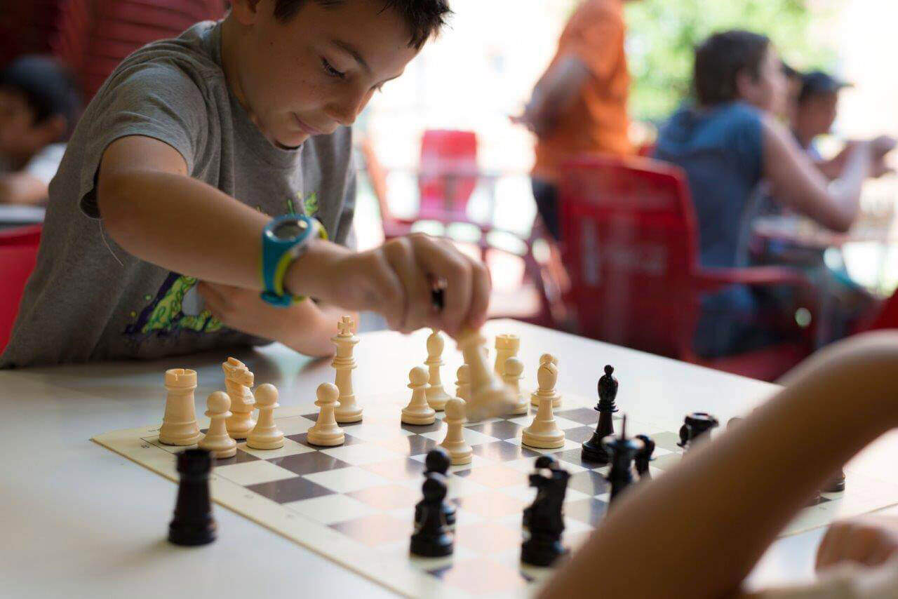 Clase de ajedrez en el campamento de verano del club de ajedrez blanco y negro. Y también clases online para escolares y adultos.