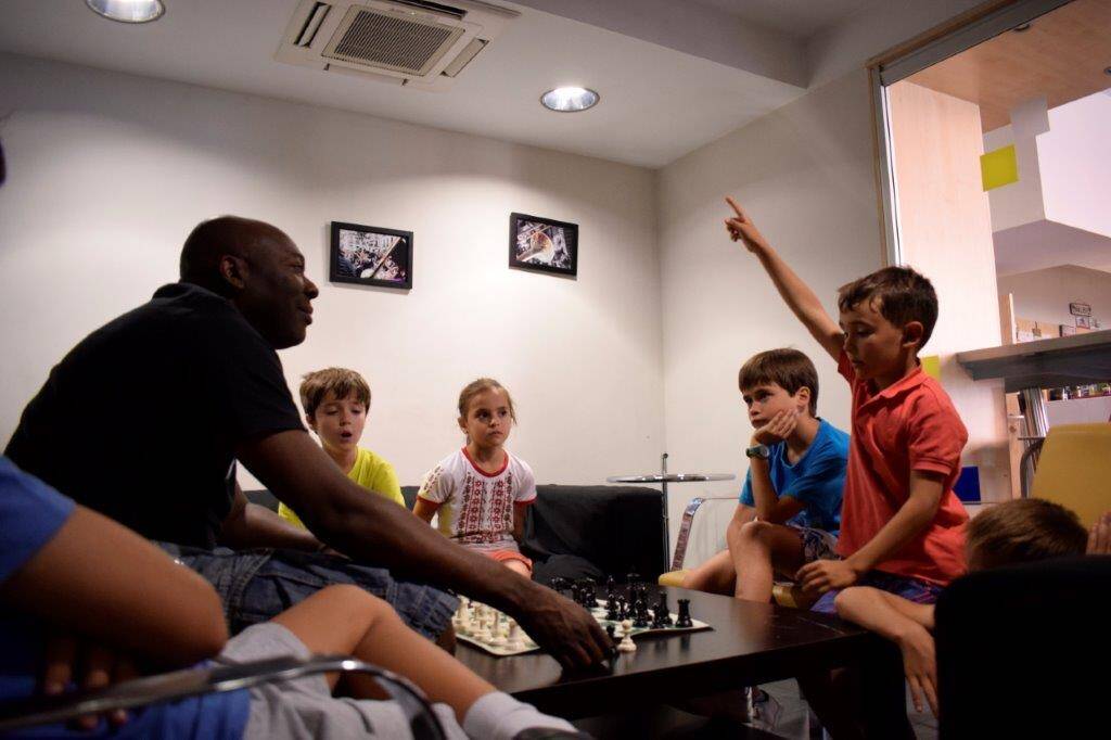 campamento de verano, cursos de ajedrez, Jorge Rentería en una explicación