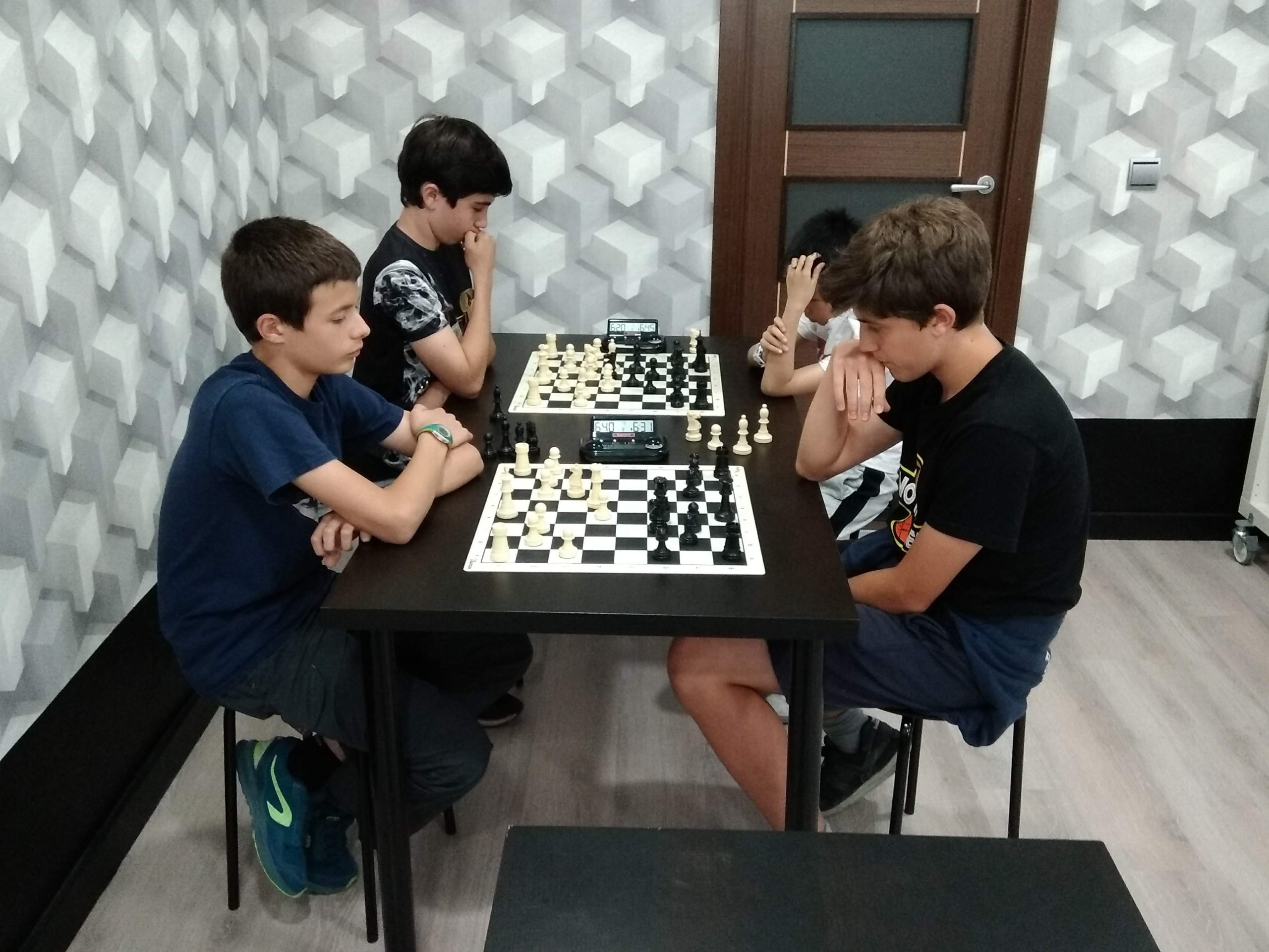 torneo de ajedrez en el club blanco y negro