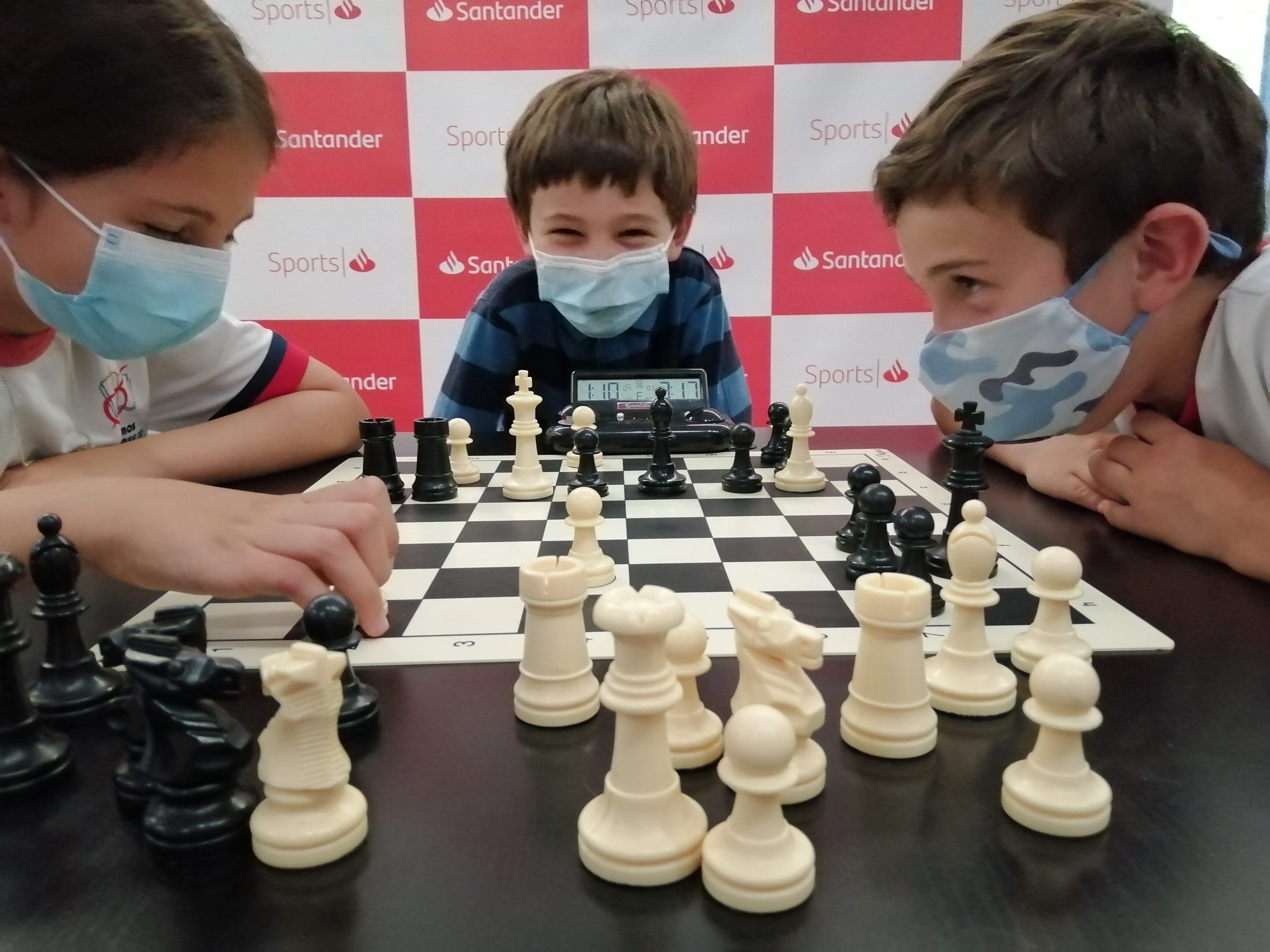Clases de ajedrez escolar, torneos de ajedrez y actividades muy divertidas en la escuela de ajedrez blanco y negro