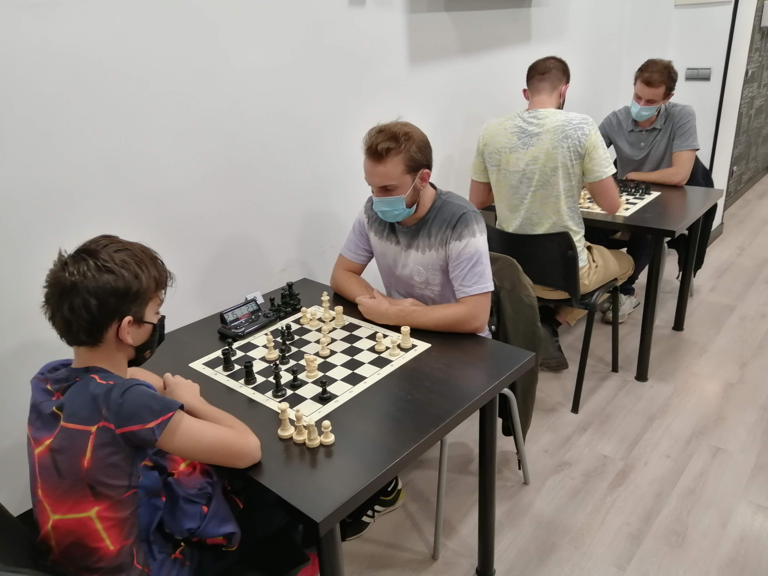 jugando partidas de la liga de ajedrez en Madrid, liga FMA, club de ajedrez blanco y negro