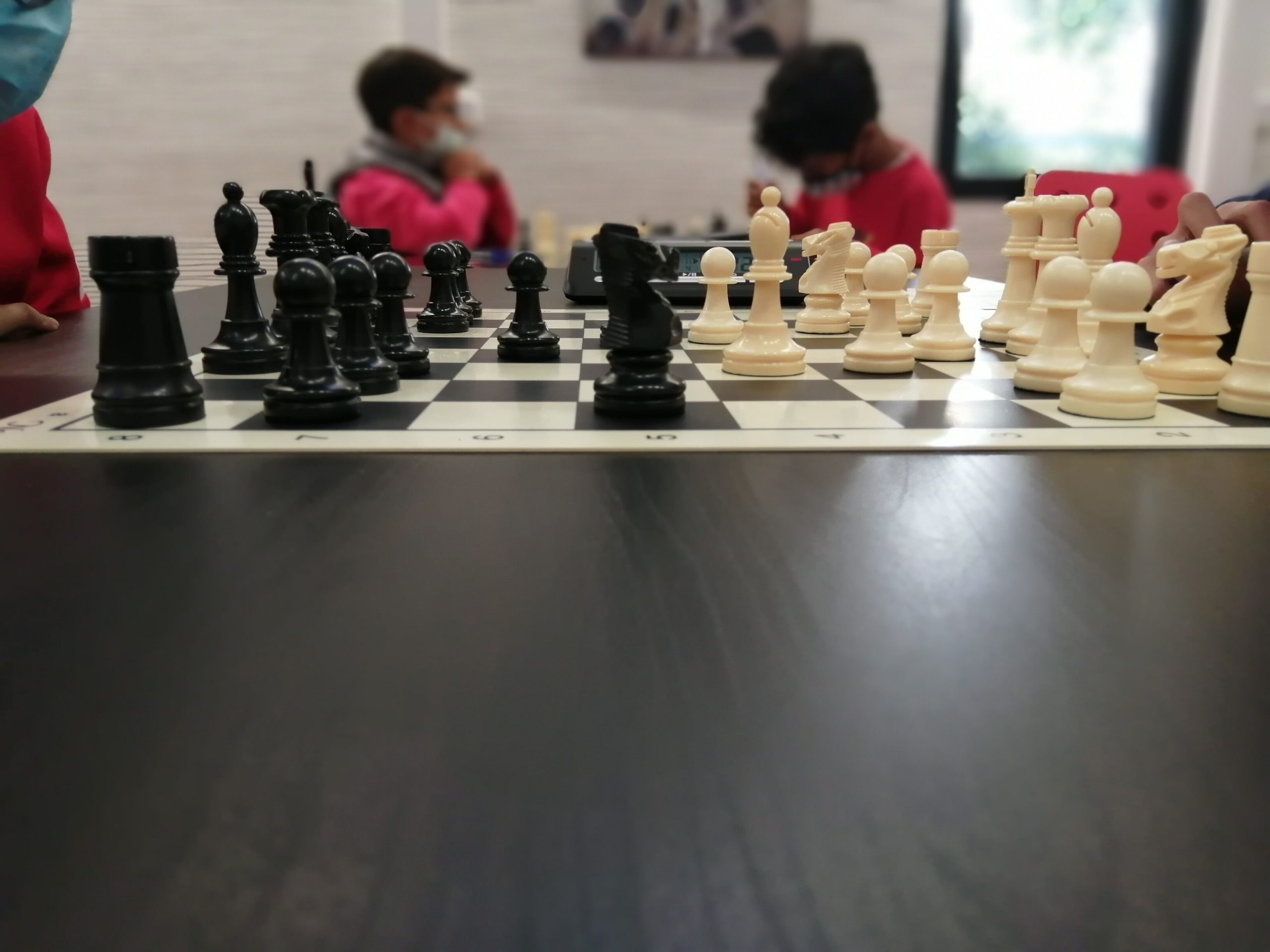 Partidas de la liga de ajedrez fma en el club de ajedrez blanco y negro, torneos de ajedrez y clases de ajedrez para escolares