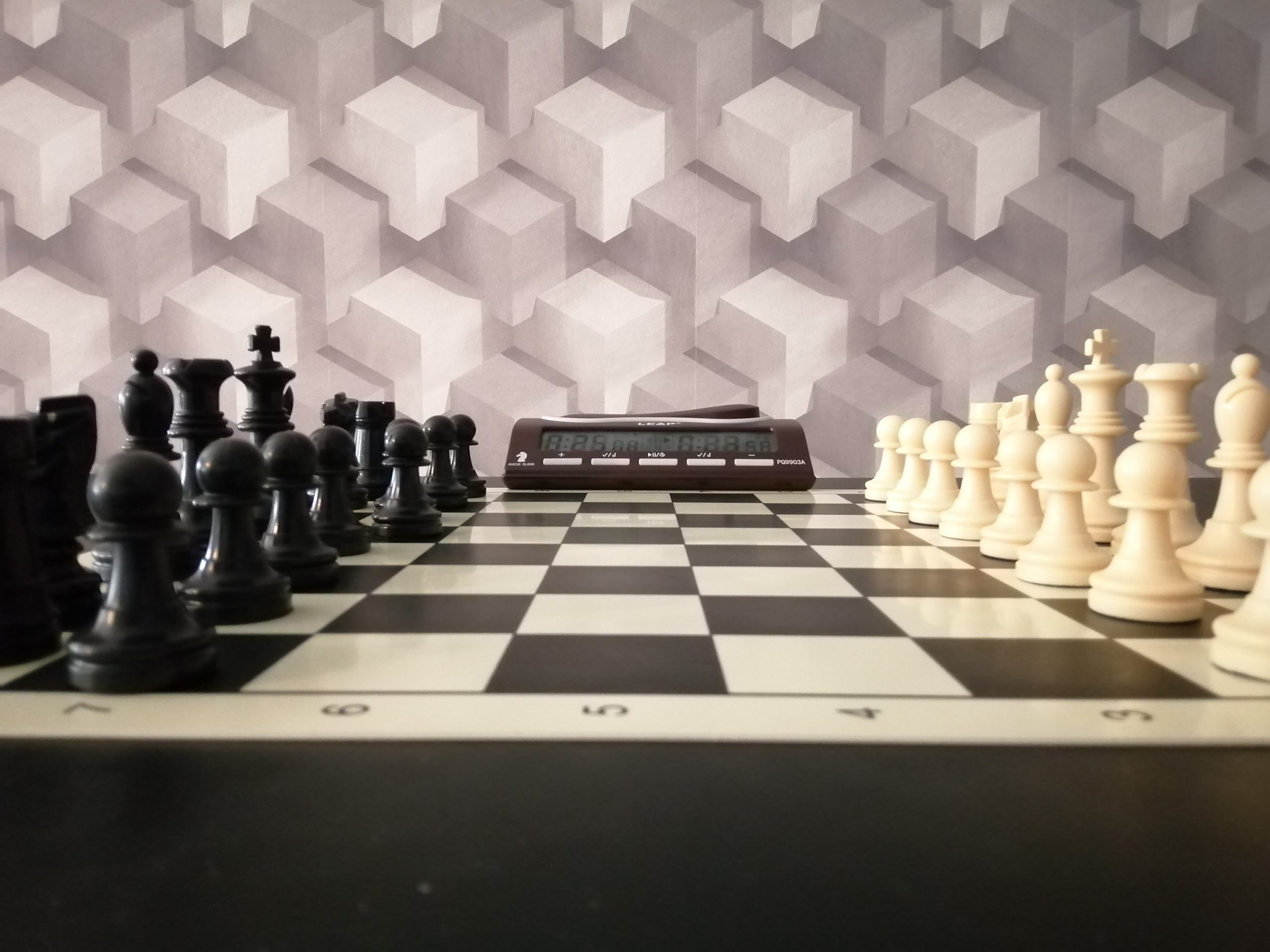 Torneo de ajedrez y partidas de ajedrez en la escuela de ajedrez blanco y negro, club de ajedrez en Madrid