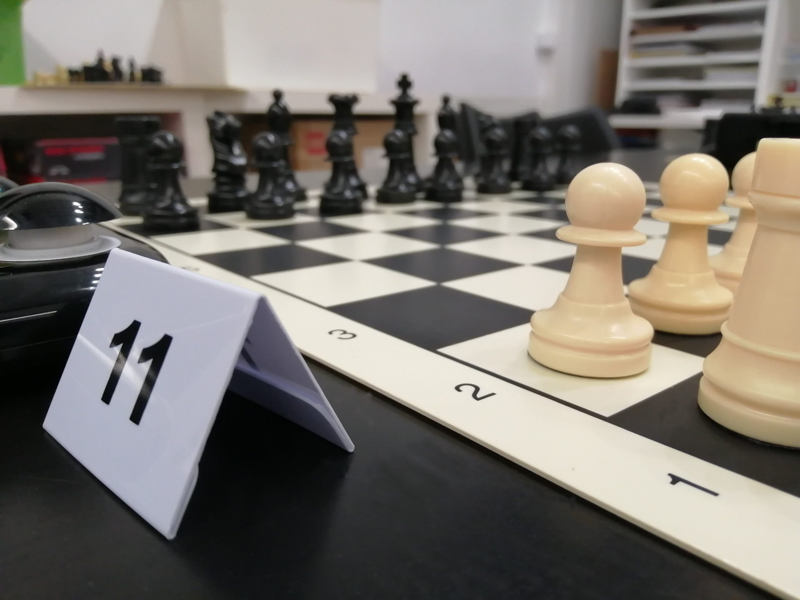 club de ajedrez blanco y negro en Madrid. Aprender ajedrez es fácil en nuestra escuela de ajedrez.