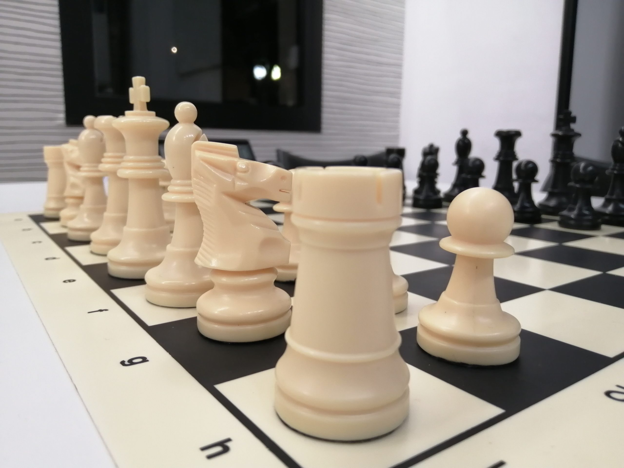 club de ajedrez blanco y negro en Madrid. Aprender ajedrez es fácil en nuestra escuela de ajedrez. Jugamos la liga madrileña de ajedrez FMA.