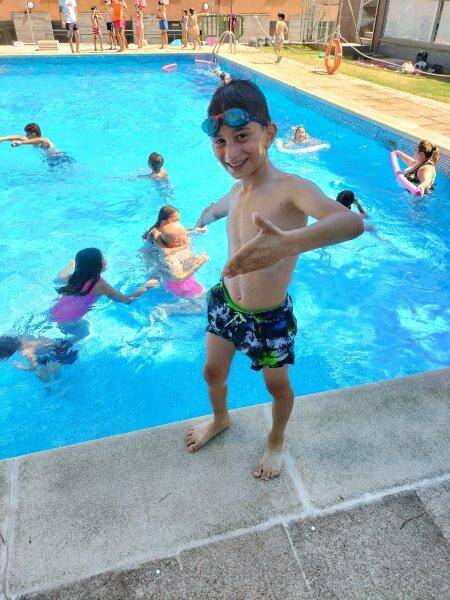 Luka en la piscina del CMU Loyola durante el campamento de verano