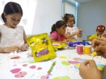 taller de manualidades en el campamento de verano