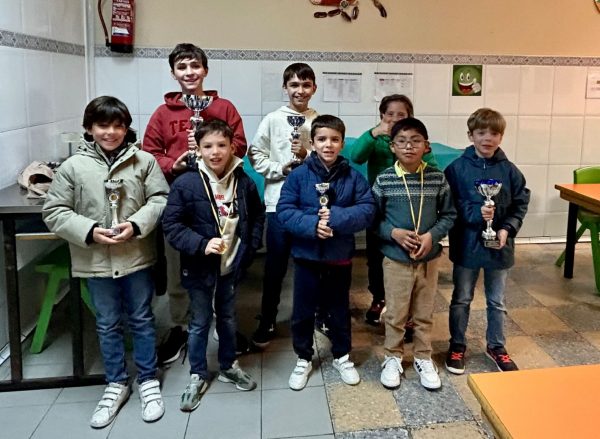 Torneo de ajedrez escolar en la safa de jorge juan. Foto con los ganadores de las categorías del torneo principal.