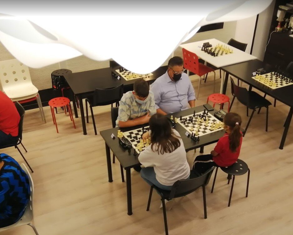 liga de ajedrez FMA. club de ajedrez blanco y negro en Madrid. Aprender ajedrez es fácil en nuestra escuela de ajedrez. Clases de ajedrez para todos los niveles.