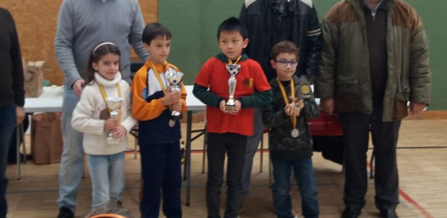 Kevin con su trofeo en el campeonato de ajedrez de la Comunidad de Madrid. Club de ajedrez blanco y negro.