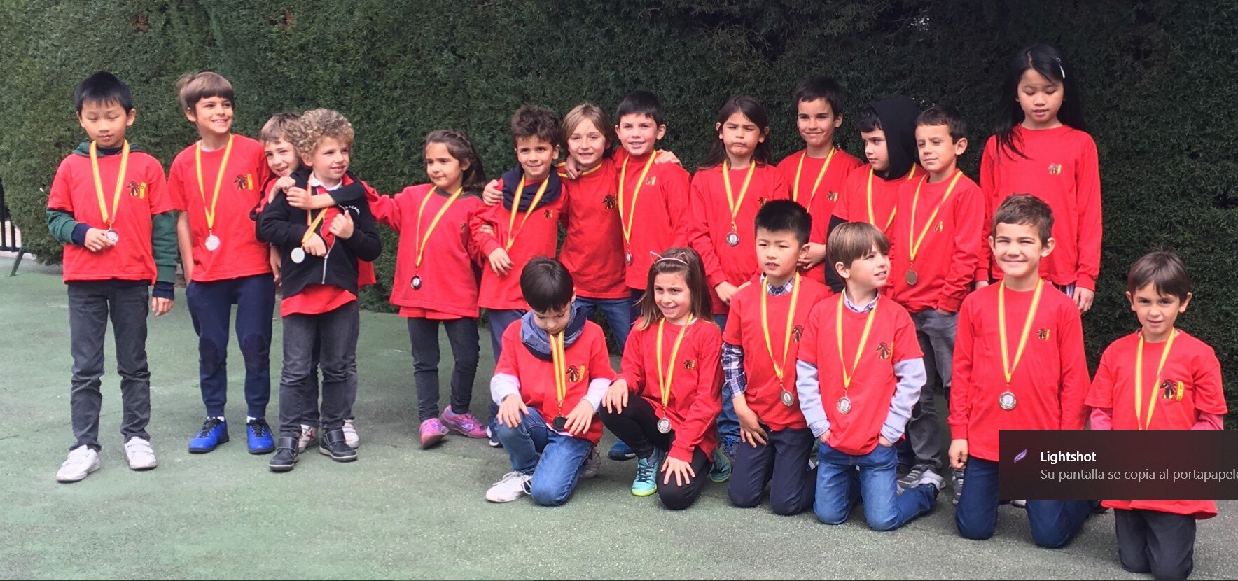 Club de ajedrez blanco y negro, torneos de ajedrez en Madrid. Una foto de equipo en un torneo escolar de ajedrez de 2019.