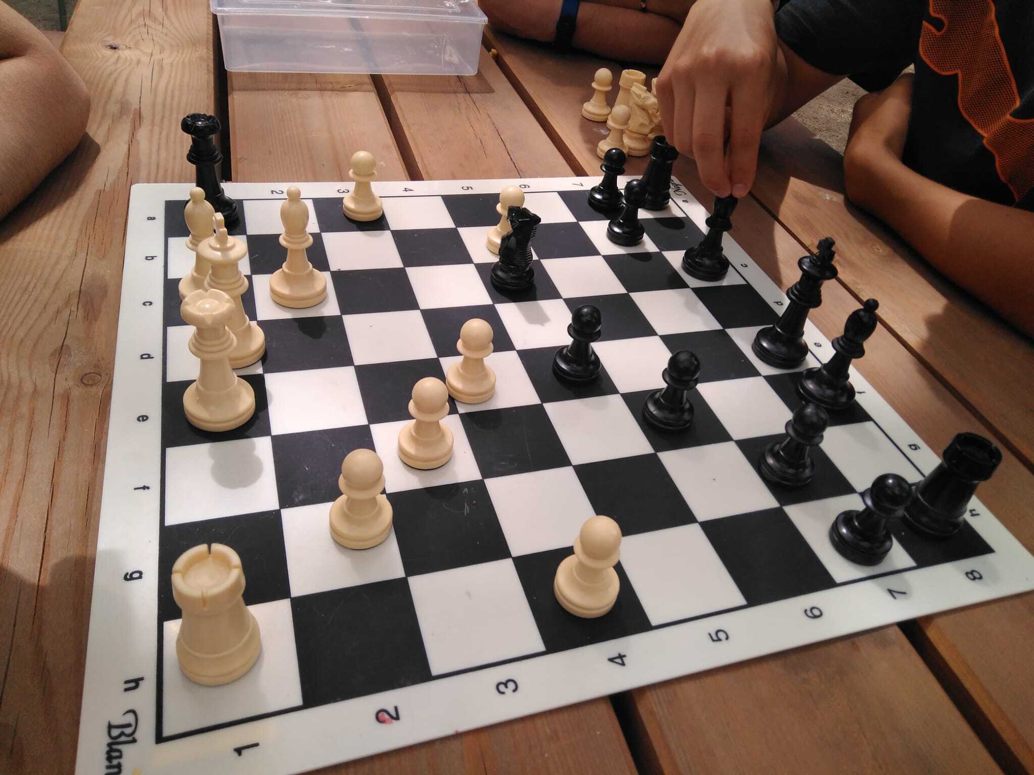 Club de ajedrez blanco y negro en Madrid. Clases de ajedrez para escolares y adultos