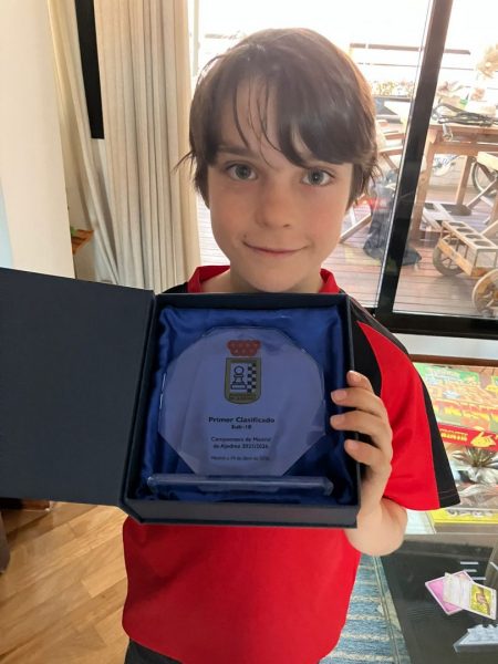 Ángel Seguín y su trofeo de ajedrez