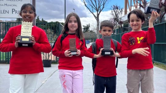 TORNEO de ajedrez para niños en Madrid, final de los juegos deportivos municipales, foto de los 4 campeones de categoría benjamín en el exterior del polideportivo