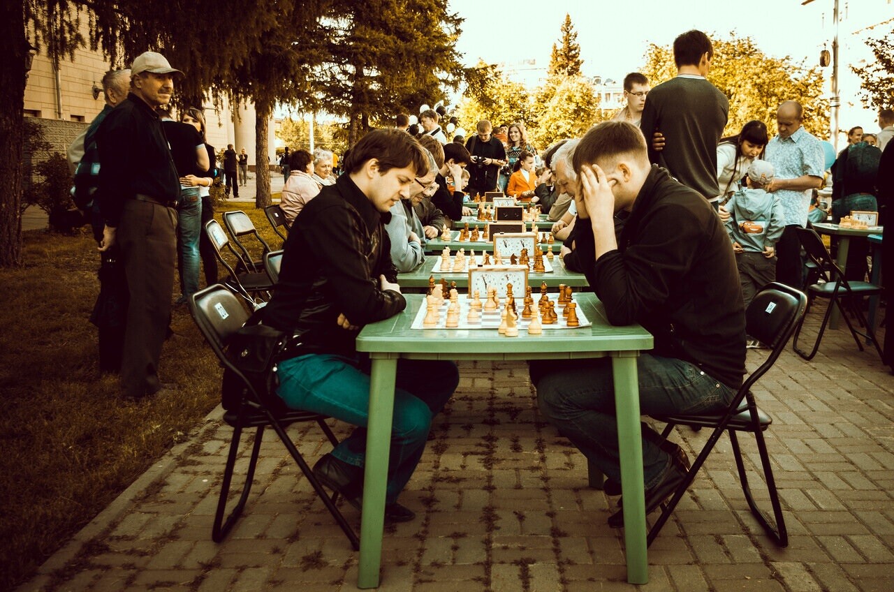 Torneos de ajedrez en la calle. chess photo at pentax forum. club de ajedrez blanco y negro.