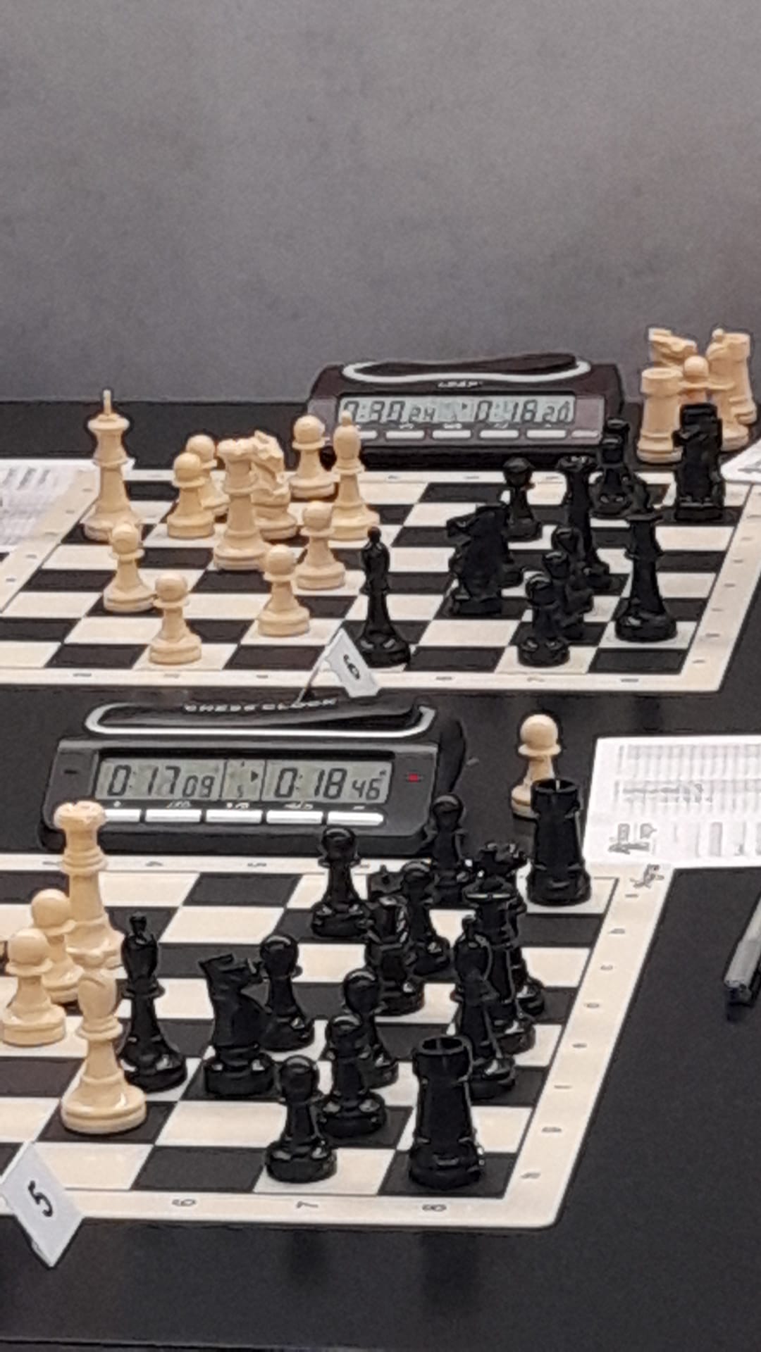 El club blanco y negro durante una partida de liga. Competición de liga para Clubes de ajedrez en Madrid.