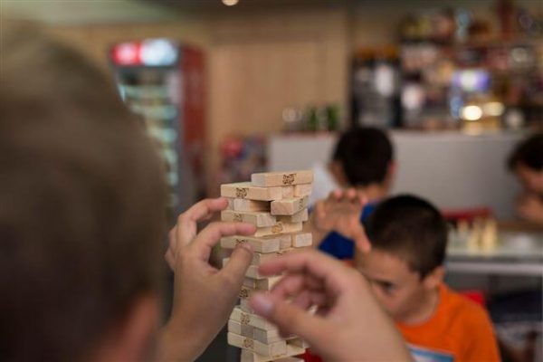 juegos de mesa en el campamento de verano