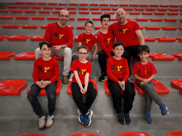 liga infantil de ajedrez en Madrid. Imagen con los 6 jugadores y los dos capitanes en el polideportivo del canal