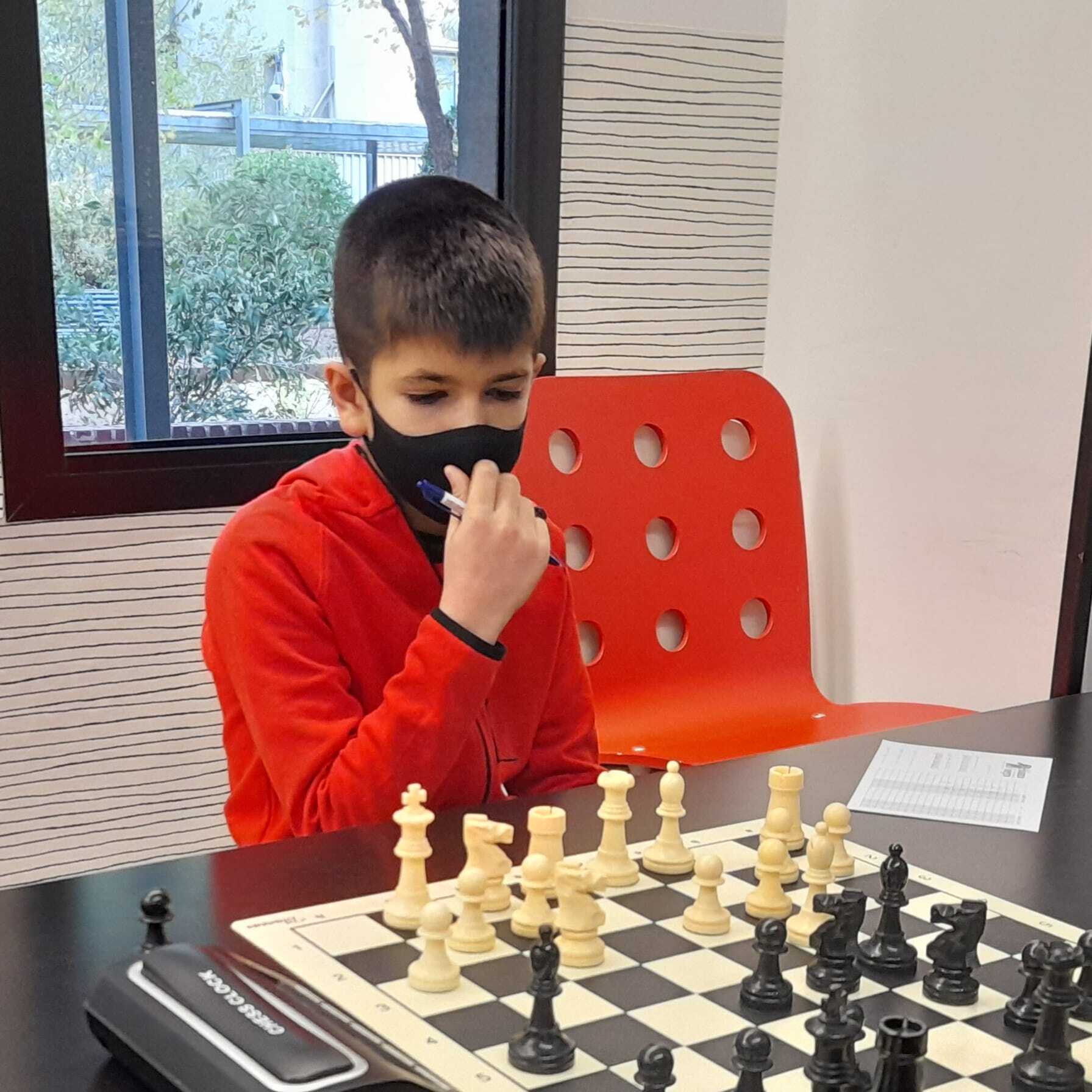 Miguel Herráiz jugador de ajedrez blanco y negro, uno de los mejores jugadores de nuestra escuela de ajedrez y uno de los mejores jugadores de ajedrez Madrid.