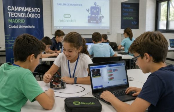 Niños en el campamento tecnológico de Madrid programando un robot micro:bit durante el taller de robótica en Ciudad Universitaria