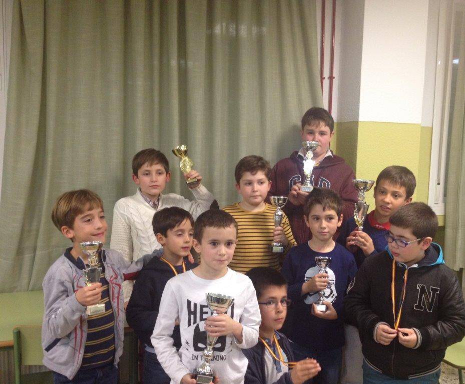 jugadores en el torneo de ajedrez del colegio Lorenzo Luzuriaga